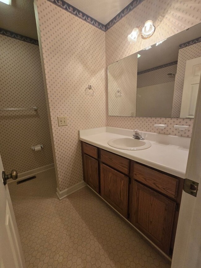Building Photo - Quiet Neighborhood- Large Lot- Shed- Enclosed Sunroom! Community Pool & Tennis Courts!