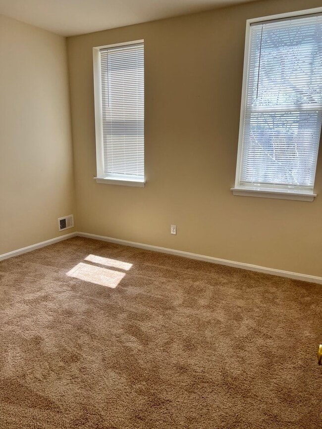 Building Photo - Charming 3BR Townhome