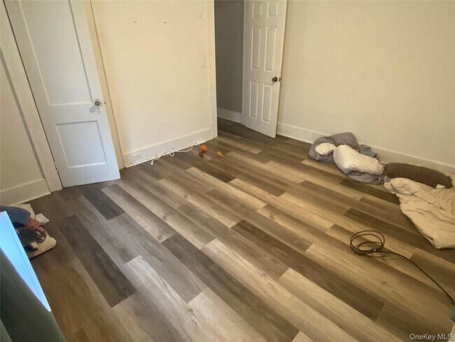 Building Photo - 7 Woods Pl