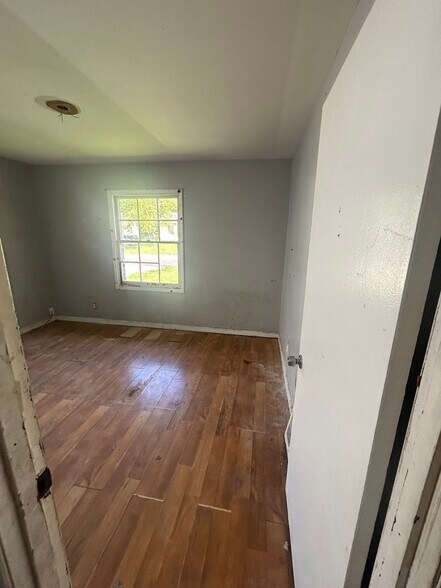 Building Photo - 212 Cameron Rd
