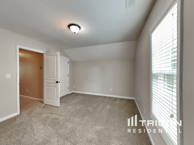 Building Photo - 557 McCarthy Dr