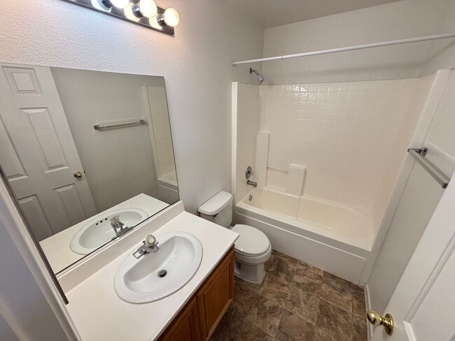 Building Photo - Gorgeous 3 Bed/ 2.5 Bath Home In Green Valley