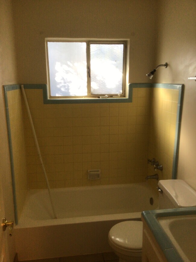 Building Photo - 4752 E 2nd St