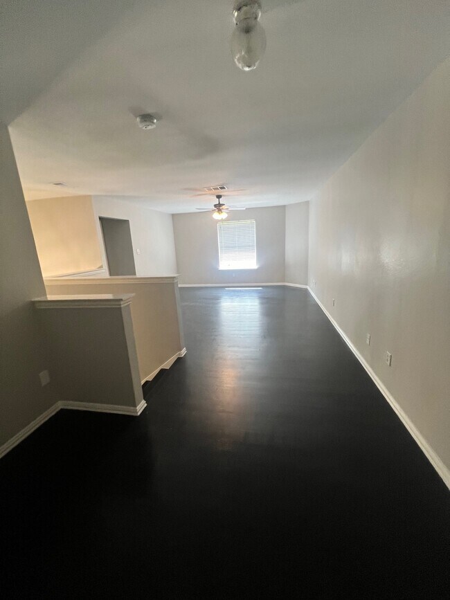 Building Photo - 2213 Ridgewood Dr