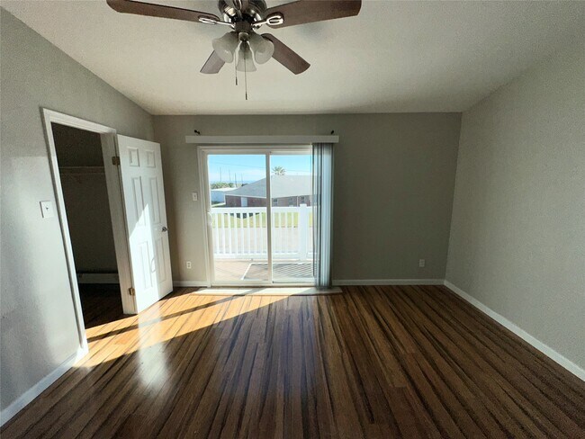 Building Photo - 3506 Cove View Blvd