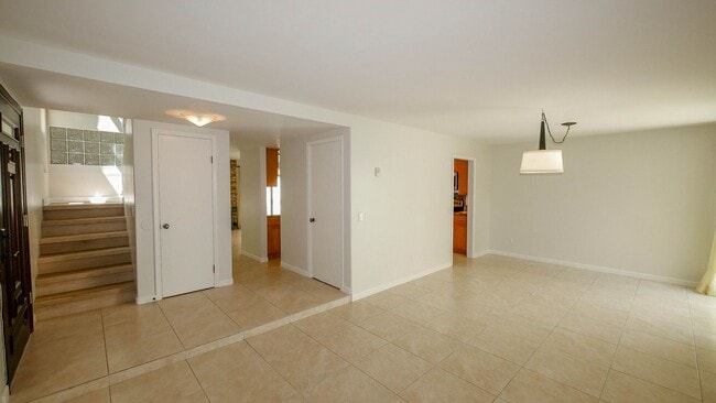 Building Photo - La Jolla Shores Heights - 4 Bedroom, 2.5 b...