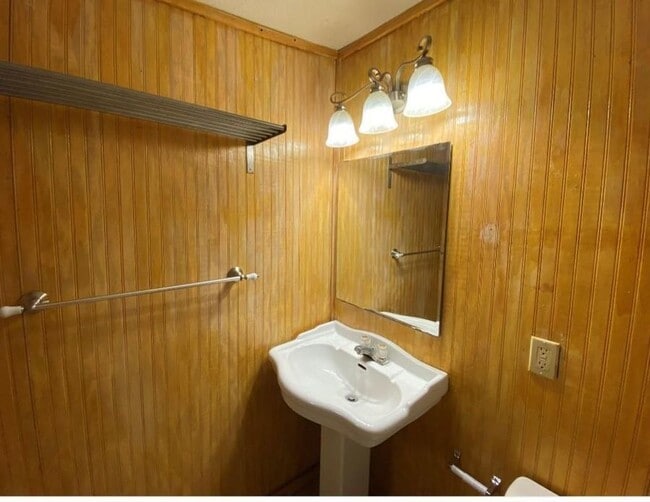 Building Photo - Bungalow close to the Lake