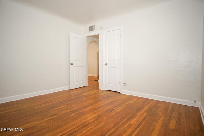 Building Photo - 4416 La Luz Ave