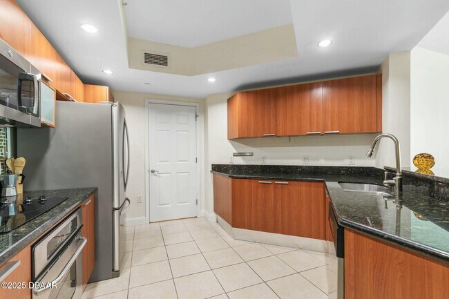 Building Photo - 231 Riverside Dr