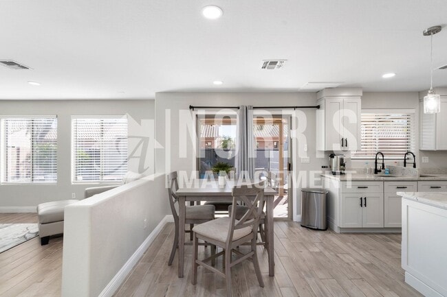 Building Photo - Beautiful Large Furnished Home w/A Pool