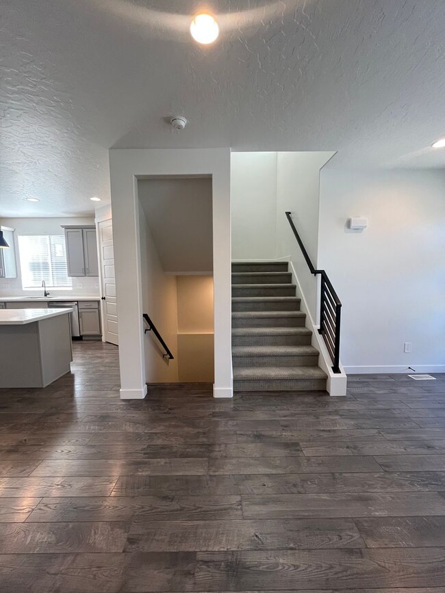 Building Photo - Spacious 3 Bed 2.5 Bath Home Available Jun...