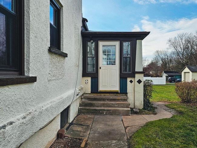 Building Photo - 581 Center St