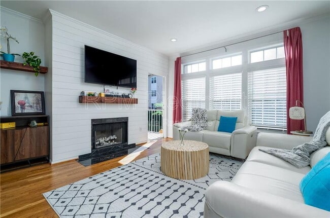 Building Photo - 220 Renaissance Pkwy NE