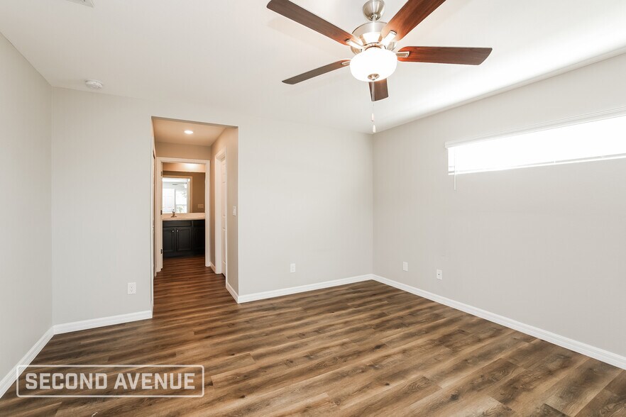 Building Photo - 230 Malden Ave S