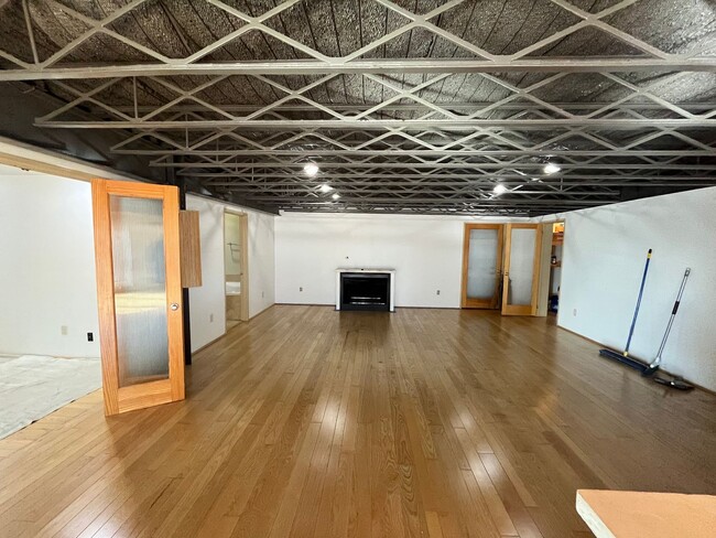 Primary Photo - 10 E Broadway