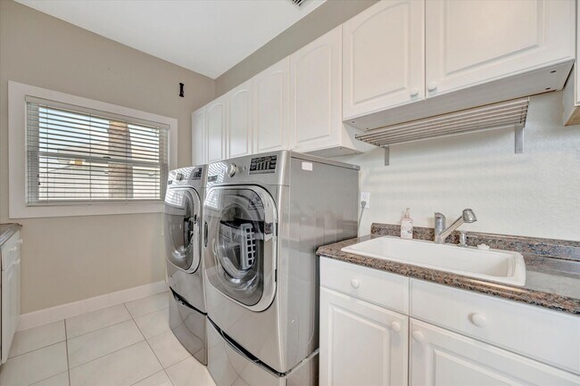 Building Photo - Stunning Annual Rental: Luxury Coastal Liv...
