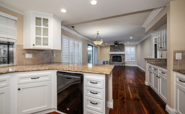 Building Photo - Beautiful 4 Bedroom Home on Cul-de-sac
