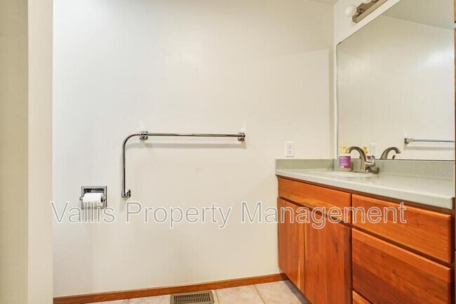 Building Photo - 3385 Camellia Dr S