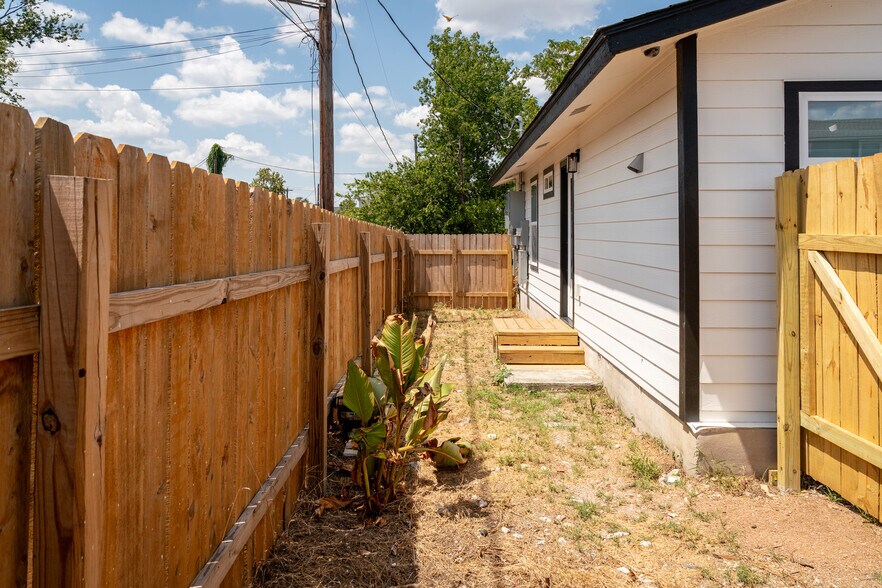 Building Photo - 1142 Mansell Ave