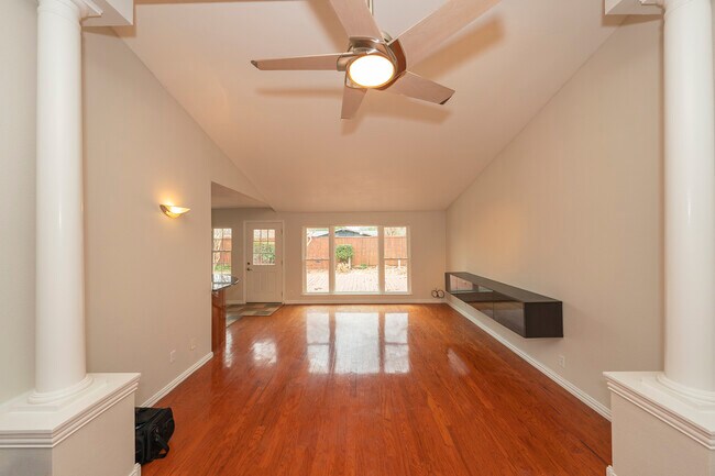 Building Photo - 821 Fontana Ave