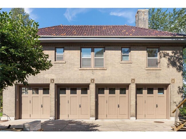Building Photo - 1720 Mt Curve Ave