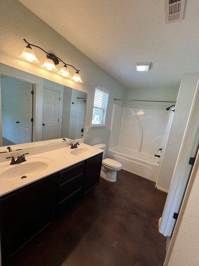 Building Photo - New Listing!