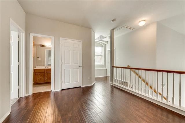 Building Photo - 409 Knoll Park Ct