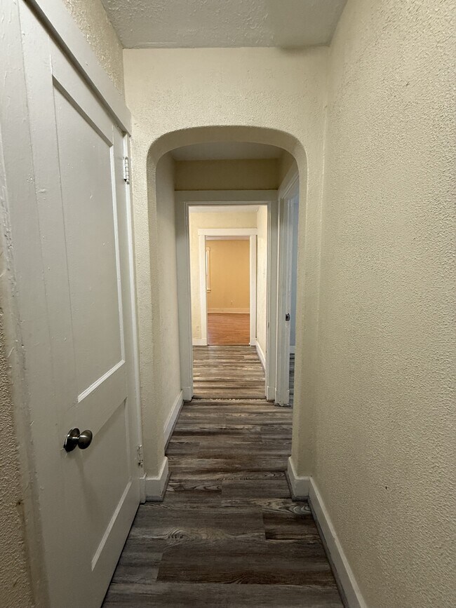 Building Photo - 915 Chartiers Ave