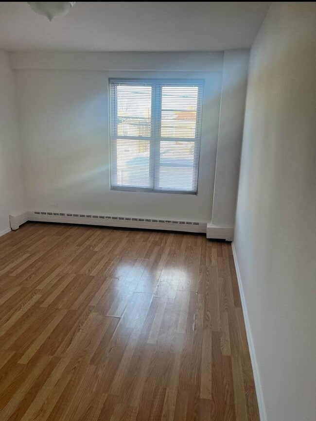 Building Photo - 2610 W Berwyn Ave