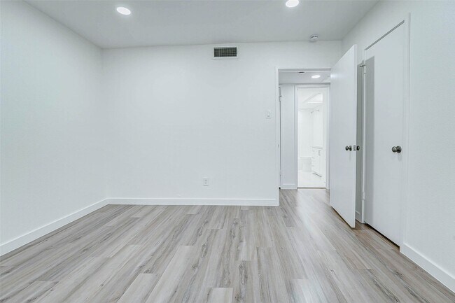Building Photo - 7555 Katy Fwy