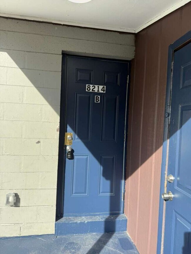 Building Photo - Cute, Coxy & Upgraded 2/1 Duplex!!