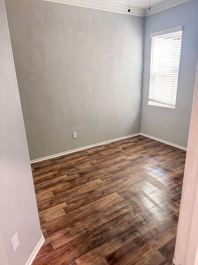 Building Photo - All utilities included - One Month Free! O...
