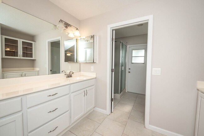 Building Photo - Welcome to this spacious three-bedroom, three-bath home in the heart of Palm Bay