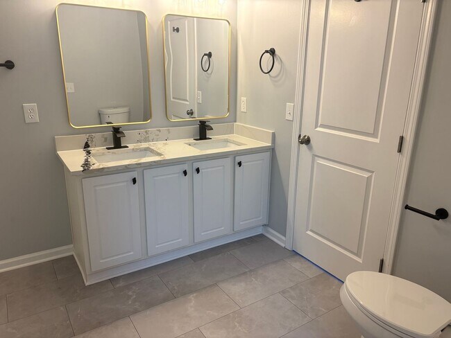 Building Photo - Charming & NEWLY Renovated 2-Bedroom Condo...