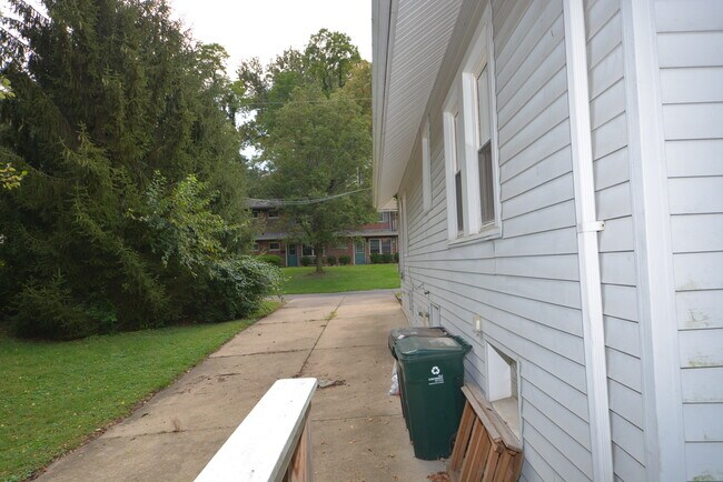 Building Photo - 2837 Hyde Park Plz