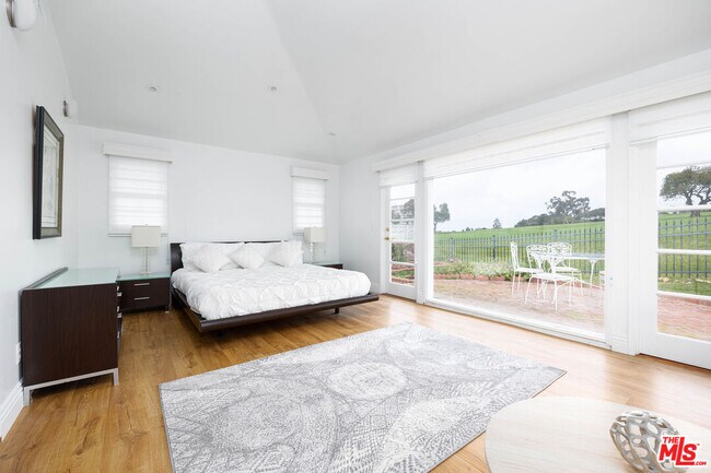 Building Photo - 1110 W Muirlands Dr