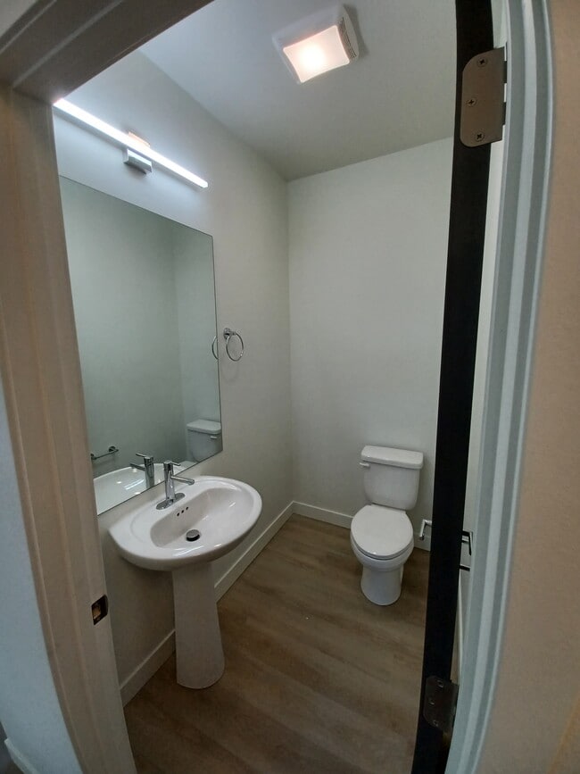 Building Photo - 3215 Fairfax St