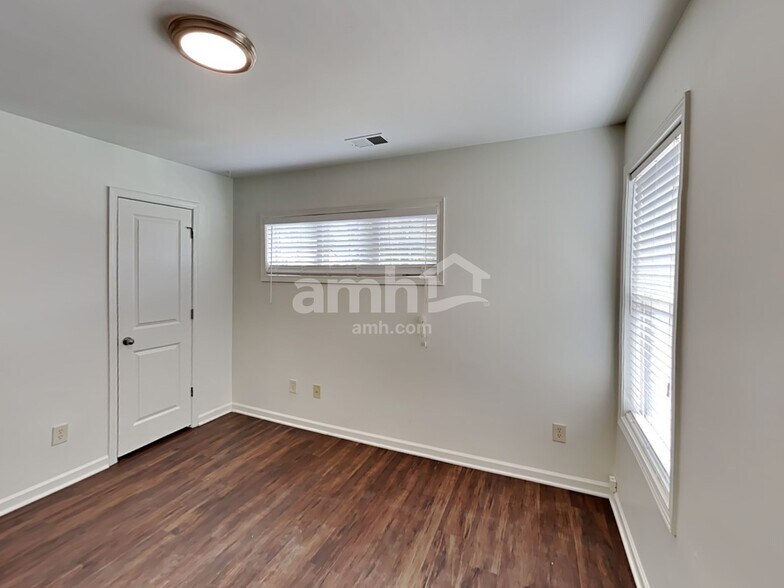 Building Photo - 429 Belmont Way