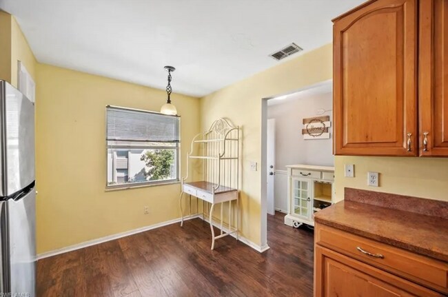 Building Photo - Charming 2 Bed 2 Bath Condo in Naples COMING SOON