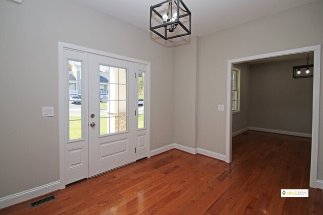 Building Photo - Upscale rental in Harrisonburg!