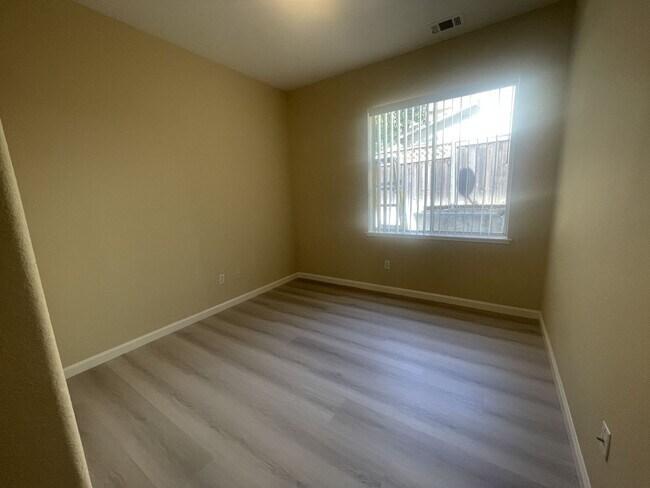 Building Photo - 4 Bedroom 3 Bath Hiddenbrook Home