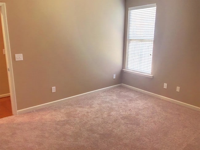 Building Photo - 2907 Blossom Park Drive Southeast