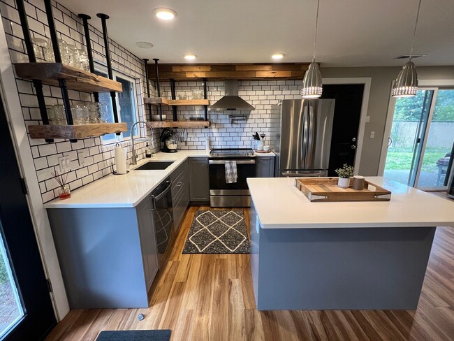 Building Photo - Remodeled 3 Bedroom Troutdale Home