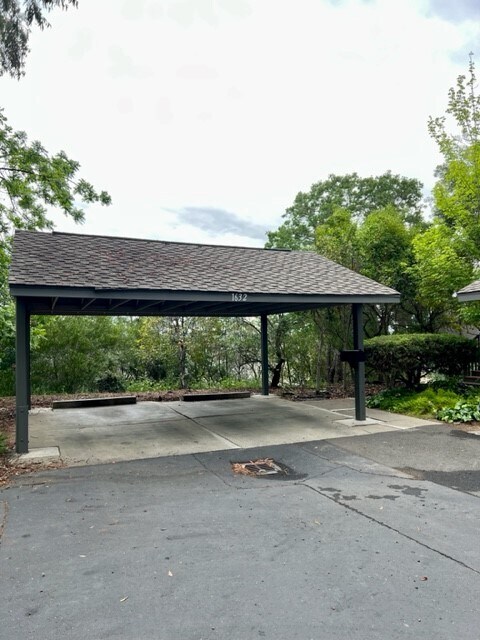 Building Photo - 1632 Ashwood Dr