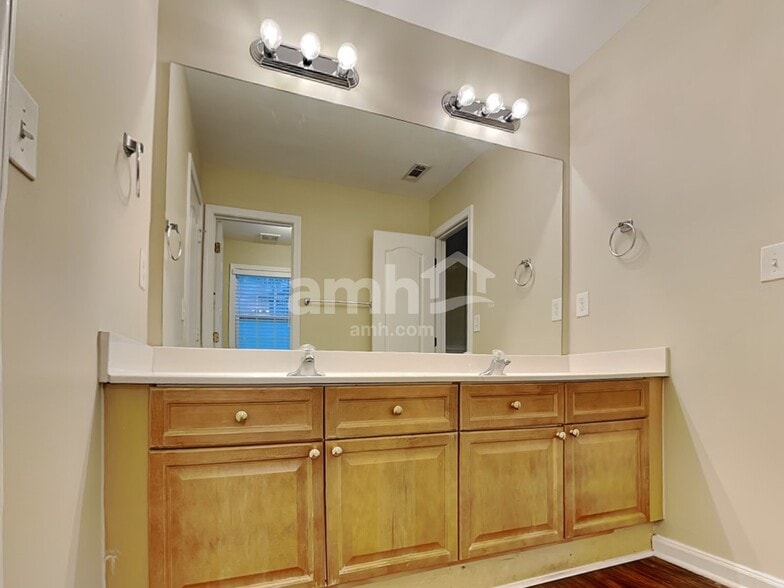 Building Photo - 2341 Suwanee Pointe Dr