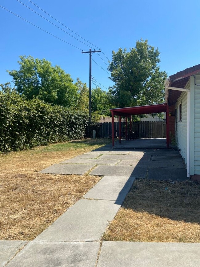 Building Photo - Single Story 3 bdrm 2 bath