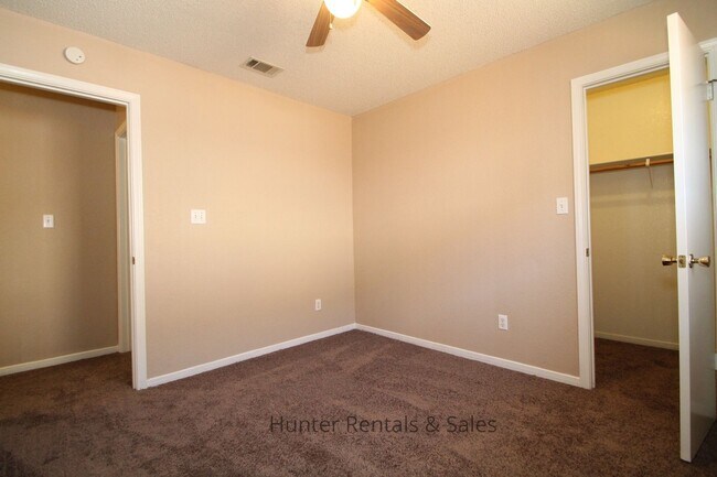 Building Photo - Delightful Duplex!