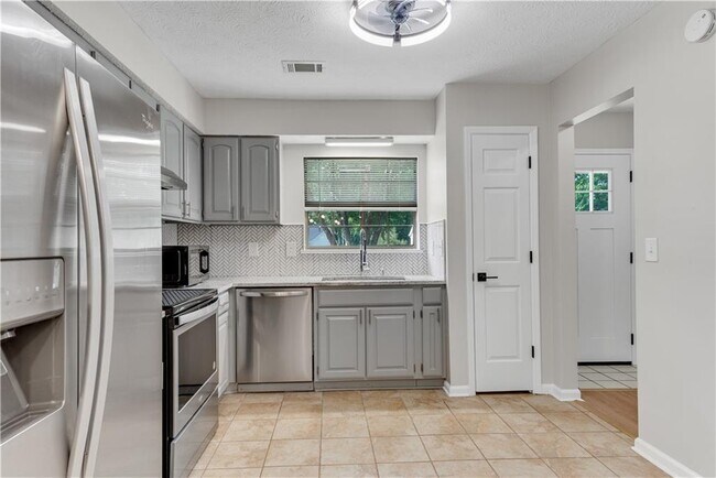 Building Photo - 5097 Village Green Way