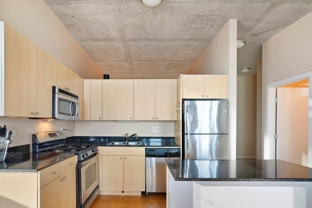 Building Photo - 235 W Van Buren St