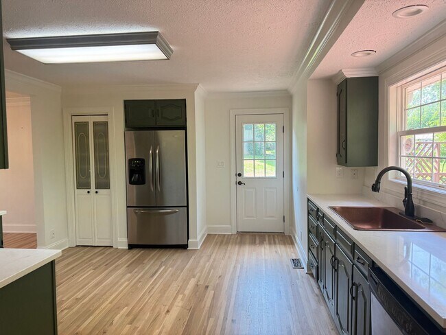 Building Photo - Beautiful 3 Bed 3 Bath Home nestled in St. B!